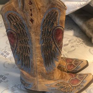 Corral heart peace sign size 8.5.